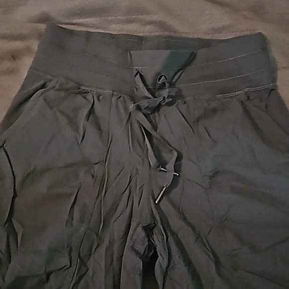 lululemon pants with elastic at the leg. Size 0 - Picture 3 of 4
